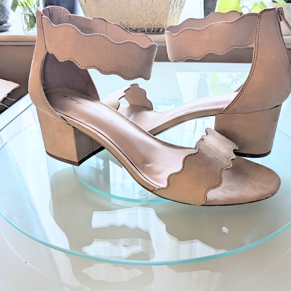 Pennington's, Scalloped edge, vegan, block heel sandals. - Picture 10 of 16